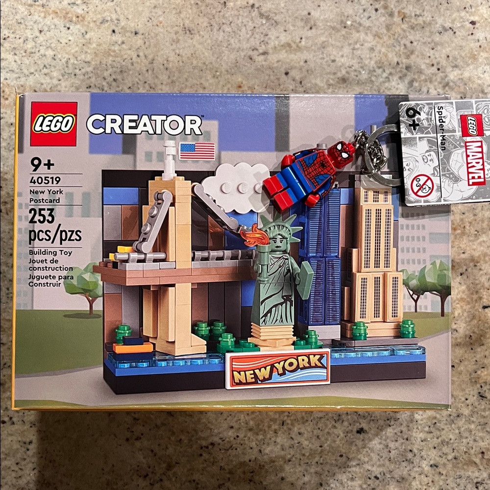 LEGO Creator New York Postcard Set with Spider-Man Keychain - Multicolor